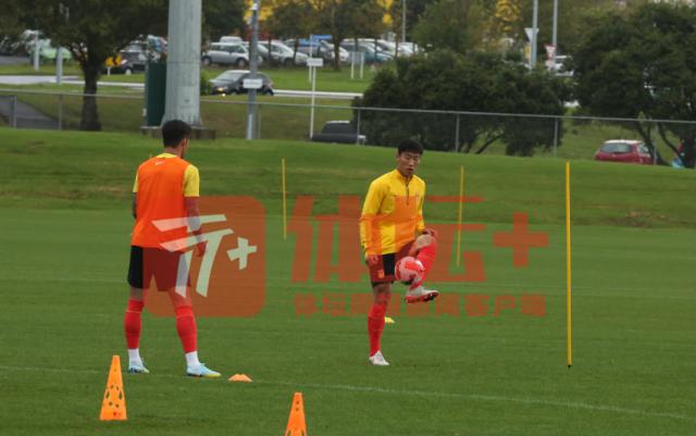 2026世界杯赛程表-国足冒雨新西兰首训 李昂受伤朱辰杰临时上调顶替